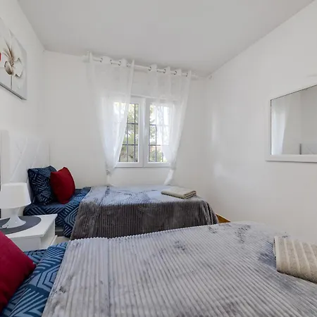 Cb Living - 2 Bedroom Near Zenia *