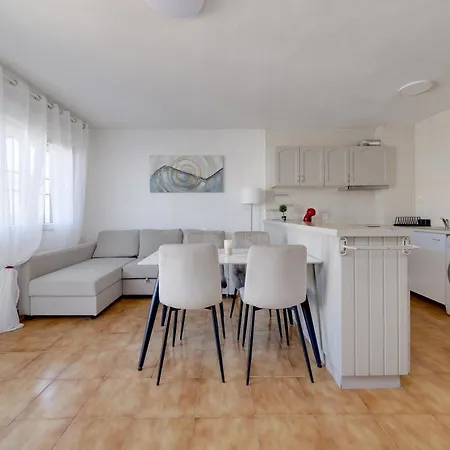 Cb Living - 2 Bedroom Near Zenia *