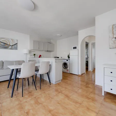 Cb Living - 2 Bedroom Near Zenia