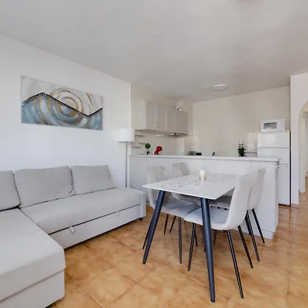 Cb Living - 2 Bedroom Near Zenia *